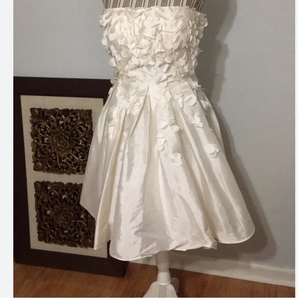 Calvin Klein Strapless Cocktail Dress with Petal Appliqué in pale pink size 8 - Picture 2 of 9